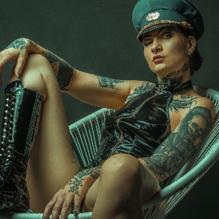 Mistress Dea De Vil, die Aura einer Gouvernante in München