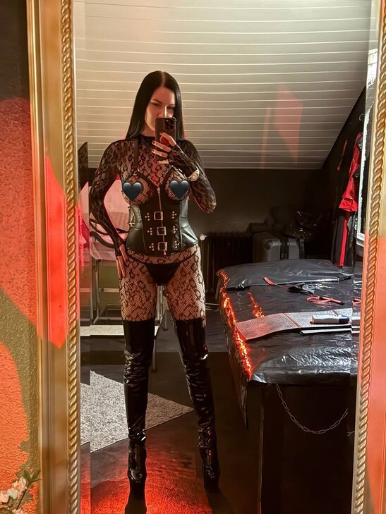 Domina Lady Venera, Dein Teufel mit einem Lächeln in Augsburg