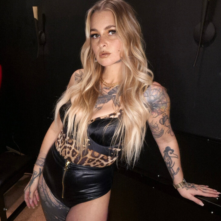 Raven Black, Gefährlich verspielte Sadistin in München - Moosach