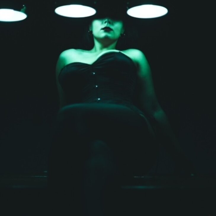 Alexis Kartell, Erlebe die Macht einer wahren Femme Fatale in Hamburg