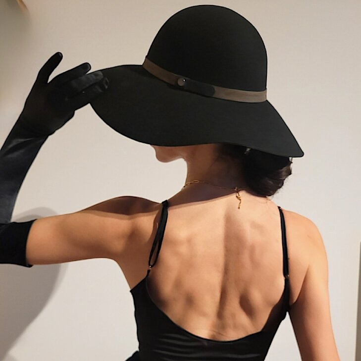 Victoire, Elegant dominant - French feminity in Berlin