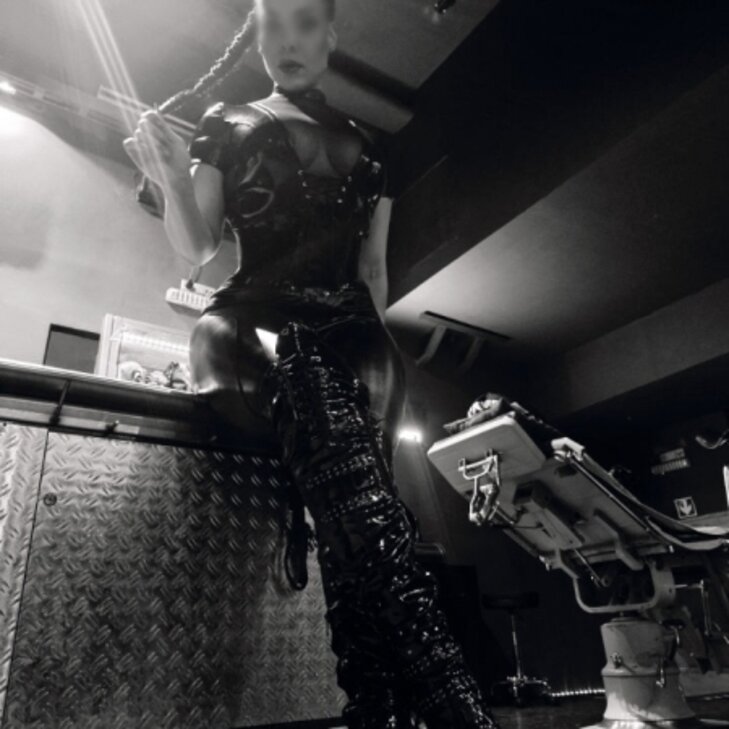 Lady Samantha Fox, Klassische Dominanz in Karlsruhe