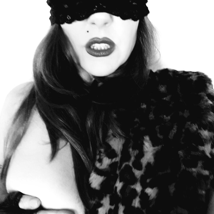 Das Mädchen mit der Maske, Exklusive Submission in Berlin