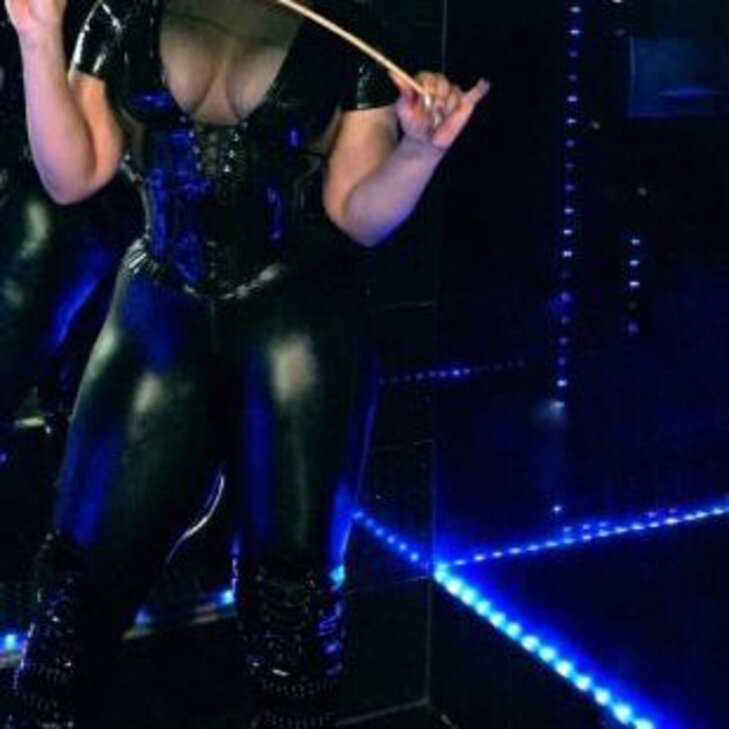 Lady Samantha Fox, Nahbare Dominanz , Flagellantin , Reaktionsfetischistin , NS Queen (große Mengen) , A***e Benutzung in Stuttgart