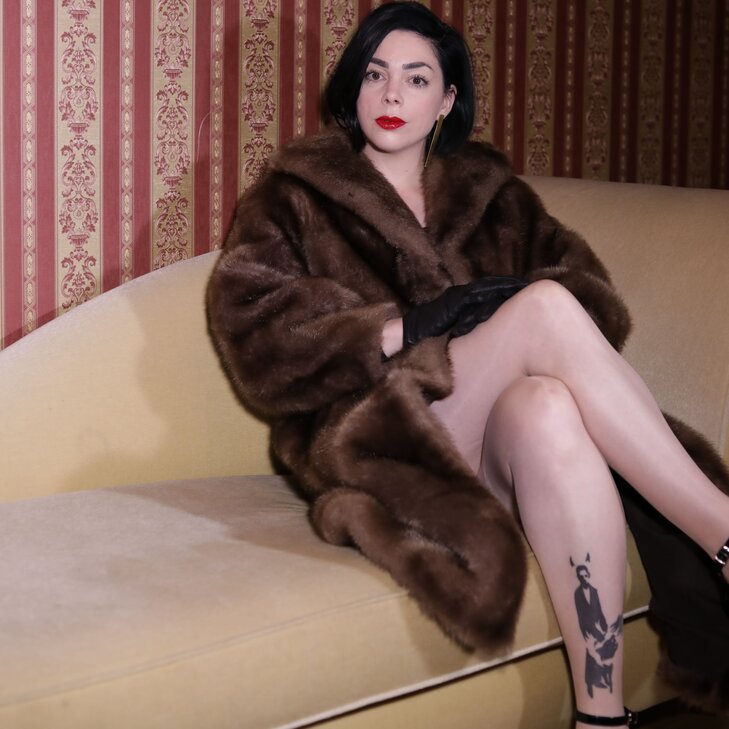 Mistress Lucy d’Or, Symbiose aus Eleganz und rauer Frechheit in Berlin