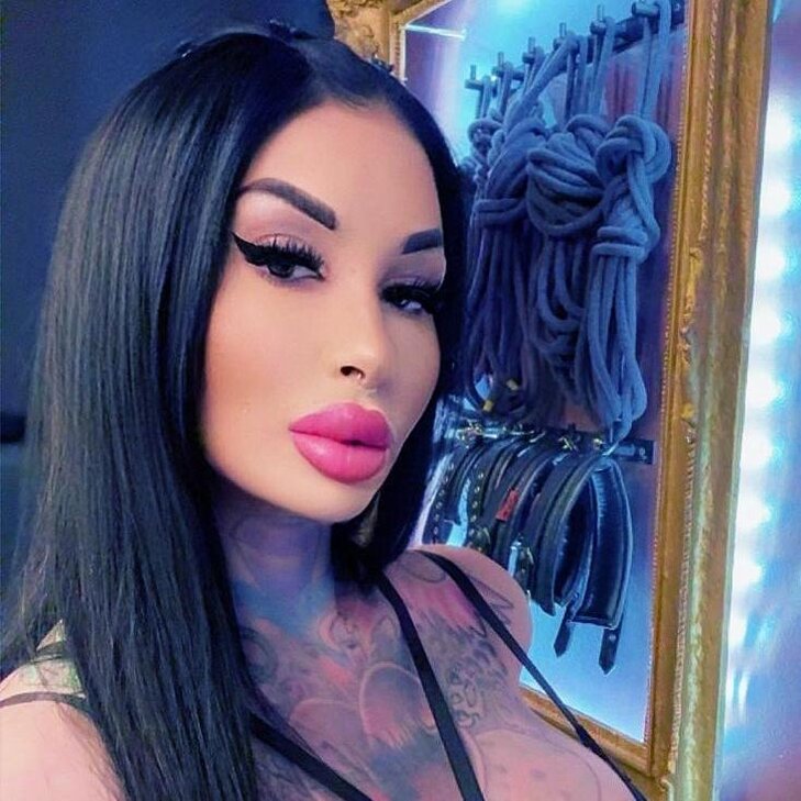 Dirty Snowwhite, Willst du mein Lustspielzeug sein? in Berlin