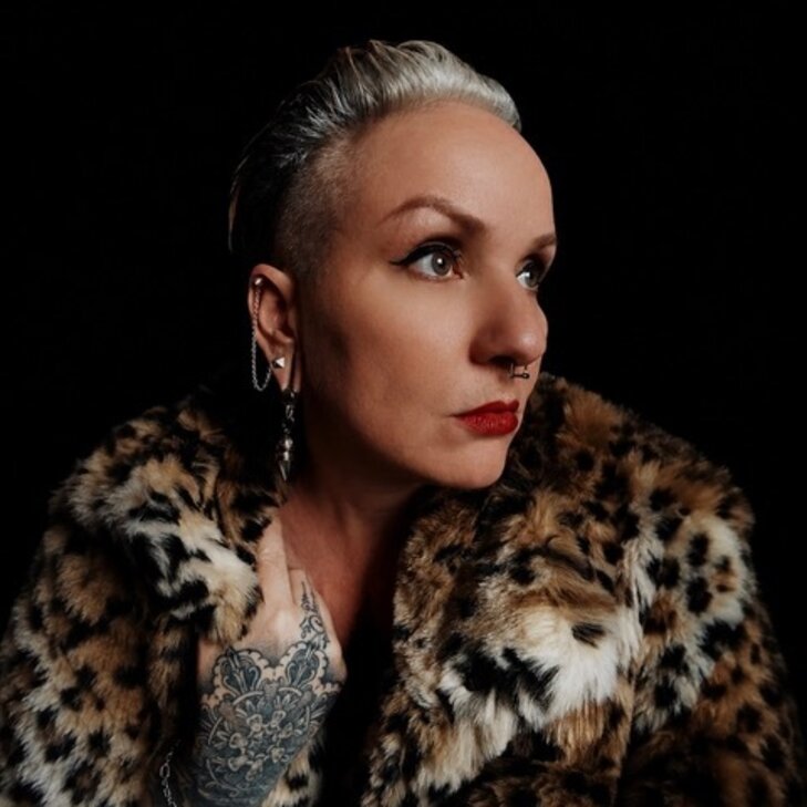 AtraFyr, Die Cousine des Dominus in Berlin