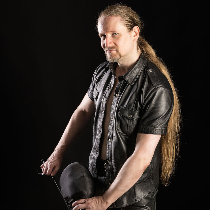 Master Samael, Erst Gentleman, dann Dämon in Berlin