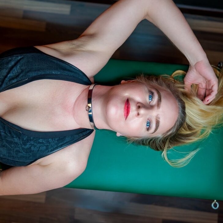 Miss Leona, Spielen bis zum Anschlag und weiter in Berlin