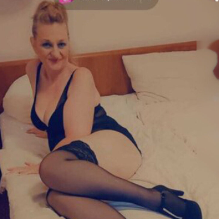 Sandra, eine reife Dame in Besucht Dich in München