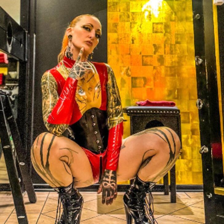 Alessa La Strange, dominant und sadistisch!