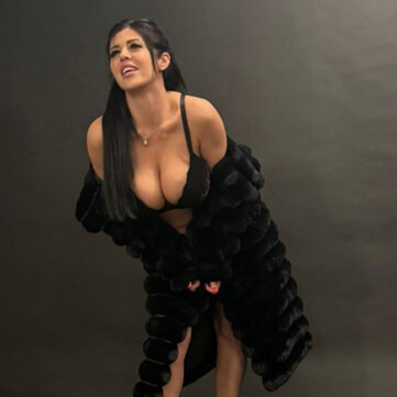 Lora, Elegant und erotisch in München